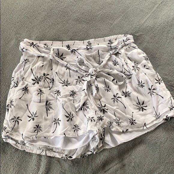 francesca’s white palm tree shorts - Picture 1 of 5
